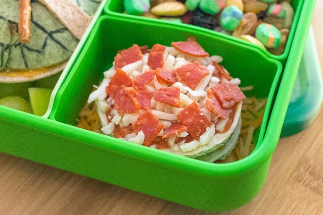 Vos enfants sont-ils toujours excités après avoir regardé le dernier film Teenage Mutant Ninja Turtles ?  Eh bien, nous avons exactement ce qu'il vous faut pour maintenir le Turtle Power en vie même lorsqu'ils sont à l'école !  Dites bonjour à la recette Teenage Mutant Ninja Turtle Food Art – une idée de déjeuner délicieuse et nutritive qui permettra à votre enfant d'attendre avec impatience sa pause déjeuner.  Plongez dans le monde de Léonard, Donatello, Michel-Ange et Raphaël en vous montrant comment créer un repas inspiré de Cowabunga aussi délicieux qu'amusant.