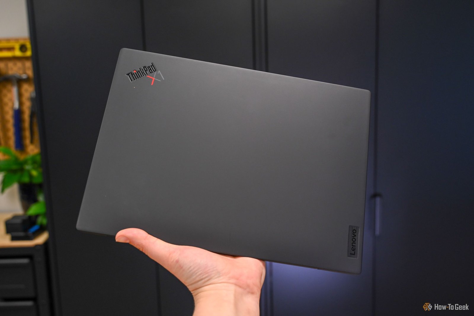 Personne tenant le Lenovo ThinkPad X1 Nano Gen 3 fermé.