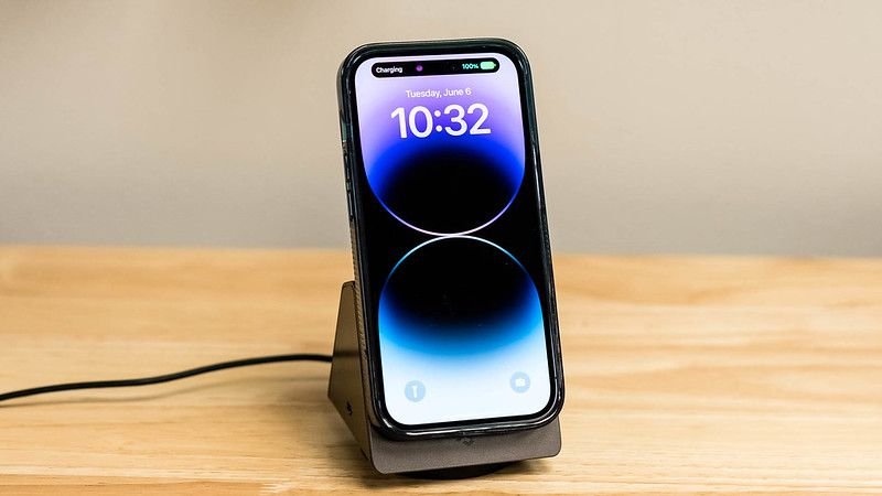 Un iPhone en charge.
