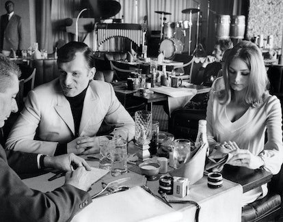 Hugh Hefner avec son amie Mary Warren de Chicago le 3 mai 1968, lors de l'ouverture en avant-première de son Lake Ge...