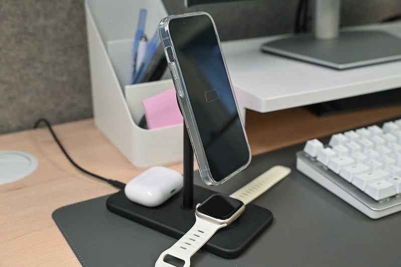 Un iPhone, des AirPods et une Apple Watch se chargeant sans fil.