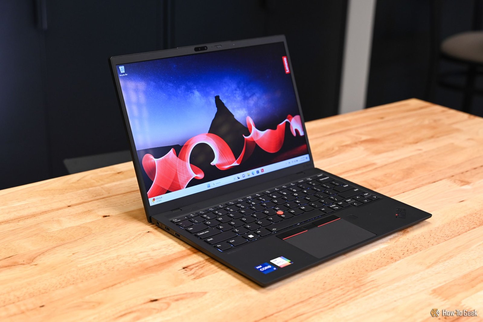 L'ordinateur portable Lenovo ThinkPad X1 Nano Gen 3 ouvert sur un établi.