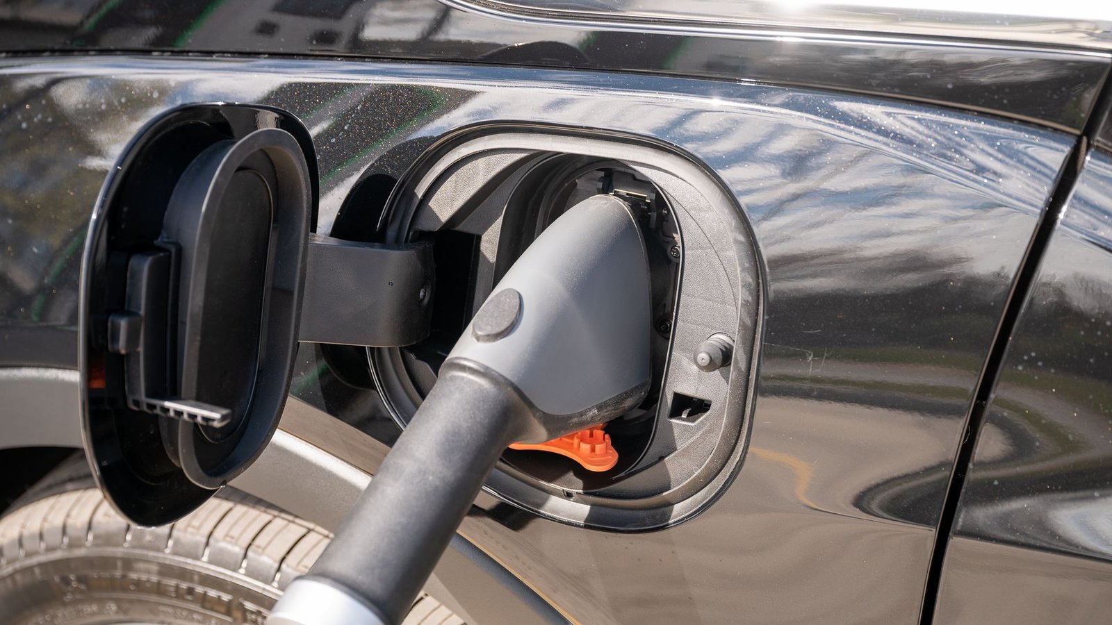 Chargeur Electrify America branché sur une Chevy Bolt EV 2023. 