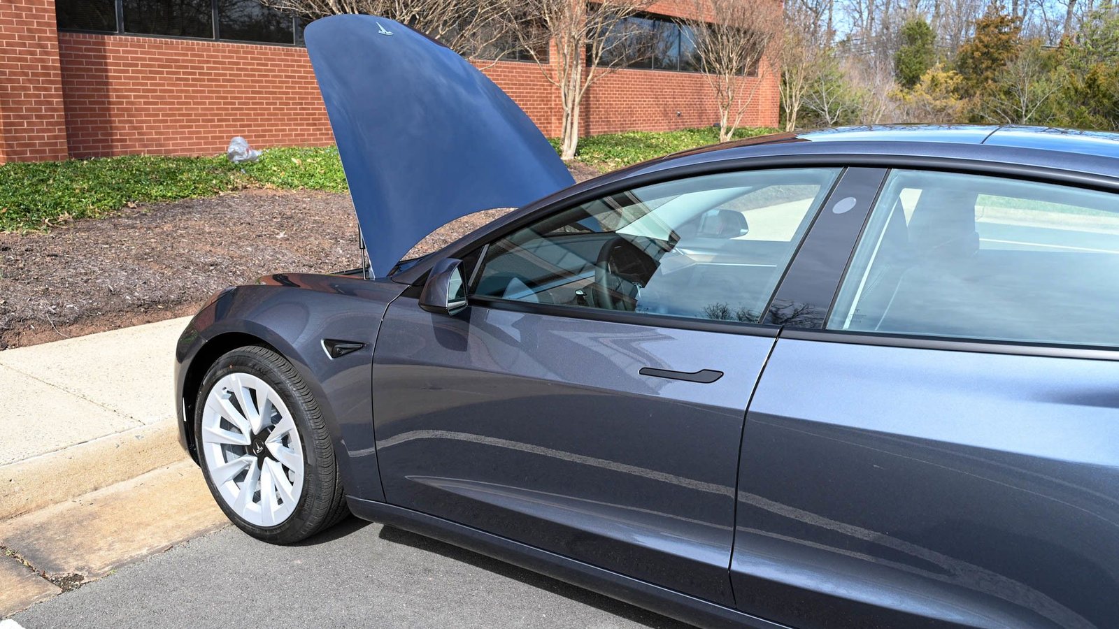 Coffre avant ouvert sur une Tesla Model 3.