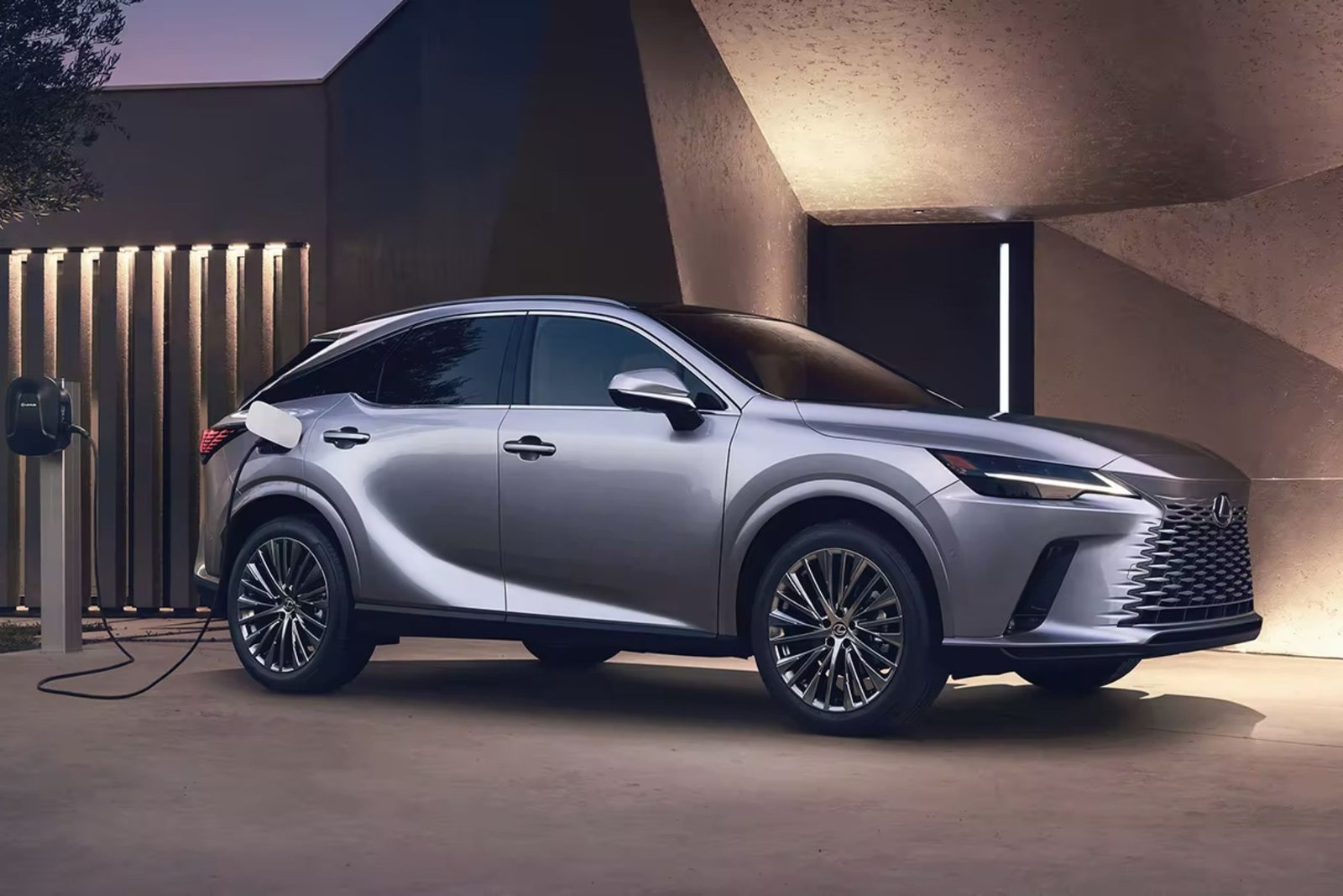 Lexus RX PHEV en charge dans une allée.