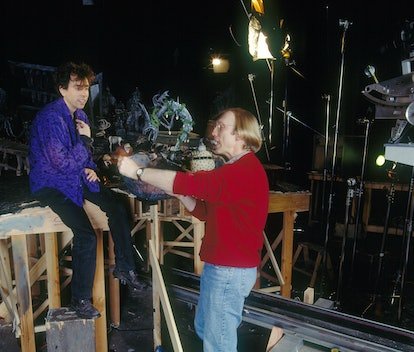 Le scénariste et producteur américain Tim Burton avec le réalisateur Henry Selick sur le tournage du film stop motion...