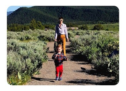 Une mère et son enfant se trouvent sur un chemin à travers les montagnes.