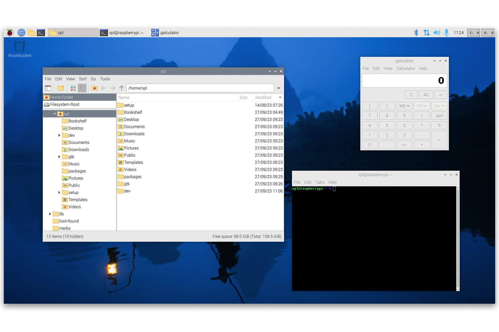 Une capture d'écran du bureau Raspberry Pi OS Bookworm avec quelques fenêtres ouvertes.
