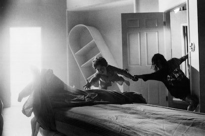 Oliver Robins est attrapé par JoBeth Williams dans une scène du film 
