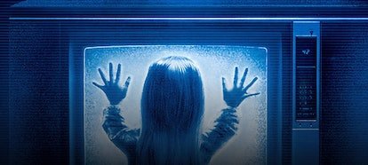 Le film Poltergeist de 1982, un enfant touchant un écran de télévision.