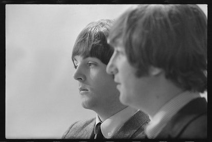 Les musiciens John Lennon (à droite) et Paul McCartney du groupe de rock anglais The Beatles sur le plateau télévisé...