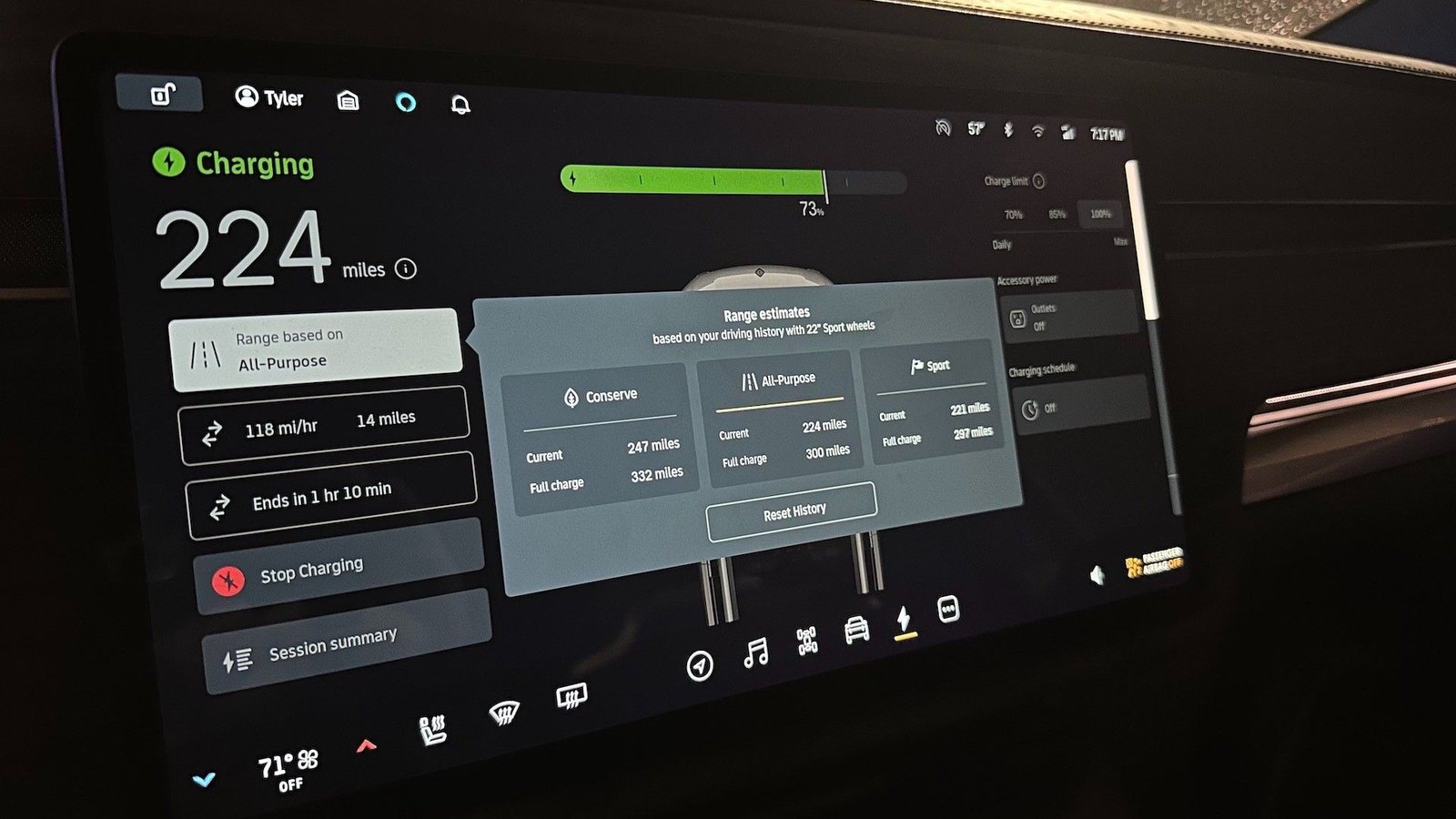 Écran du camion électrique Rivian R1T affichant les estimations d’autonomie. 