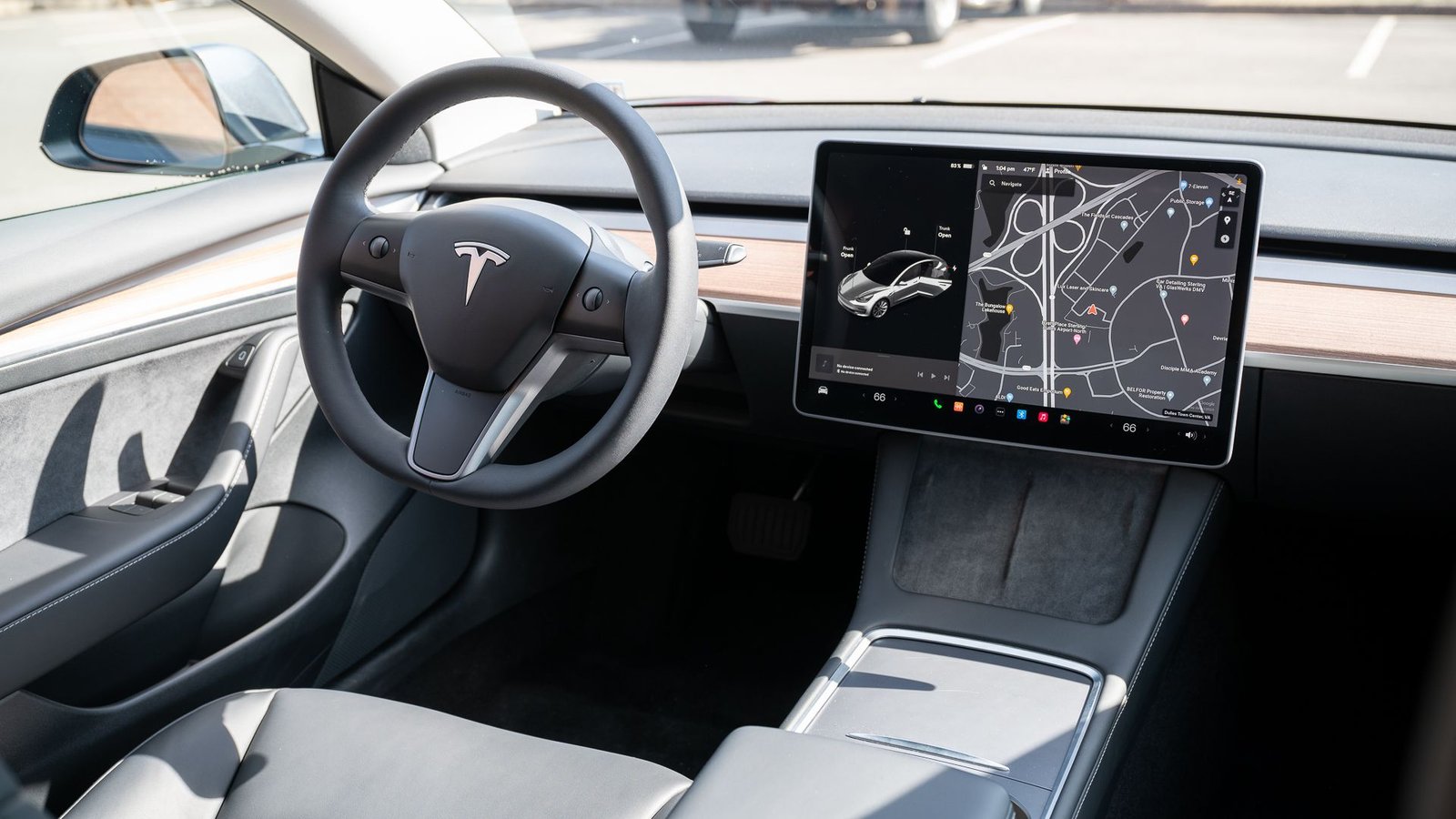 Poignée de porte, volant, écran d'infodivertissement, chargeurs sans fil et rangements à l'intérieur de la Tesla Model 3