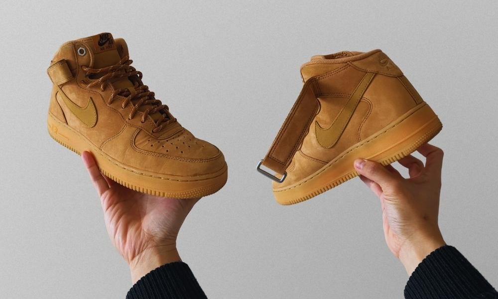 nike air force 1 mid en blé tenu à la main