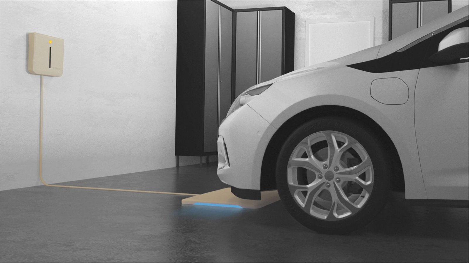 Un véhicule électrique utilisant la recharge sans fil dans un garage domestique. 