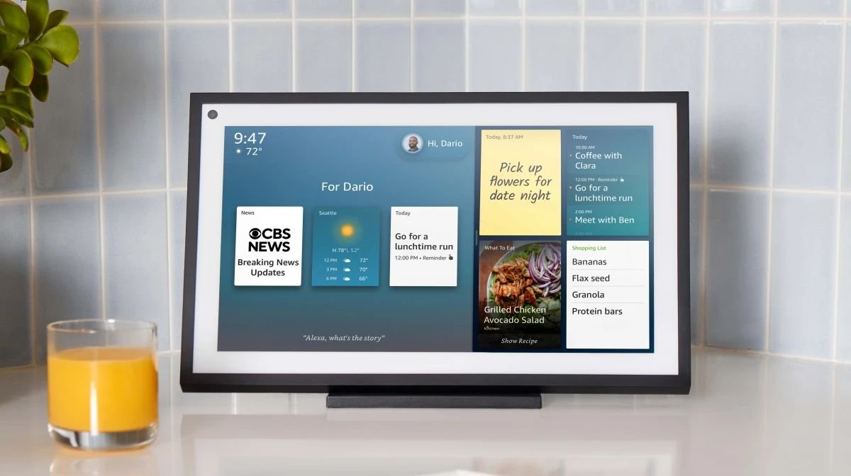 Amazon Echo Show sur un comptoir de cuisine.