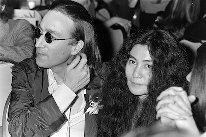 John Lennon (à gauche) et Yoko Ono assistent à un dîner de l'Académie des arts et des sciences de la télévision au Hilton...