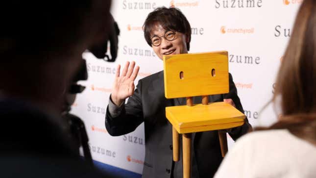 Le réalisateur Makoto Shinkai (et son président) lors de la première à Los Angeles du doublage anglais de Suzume.