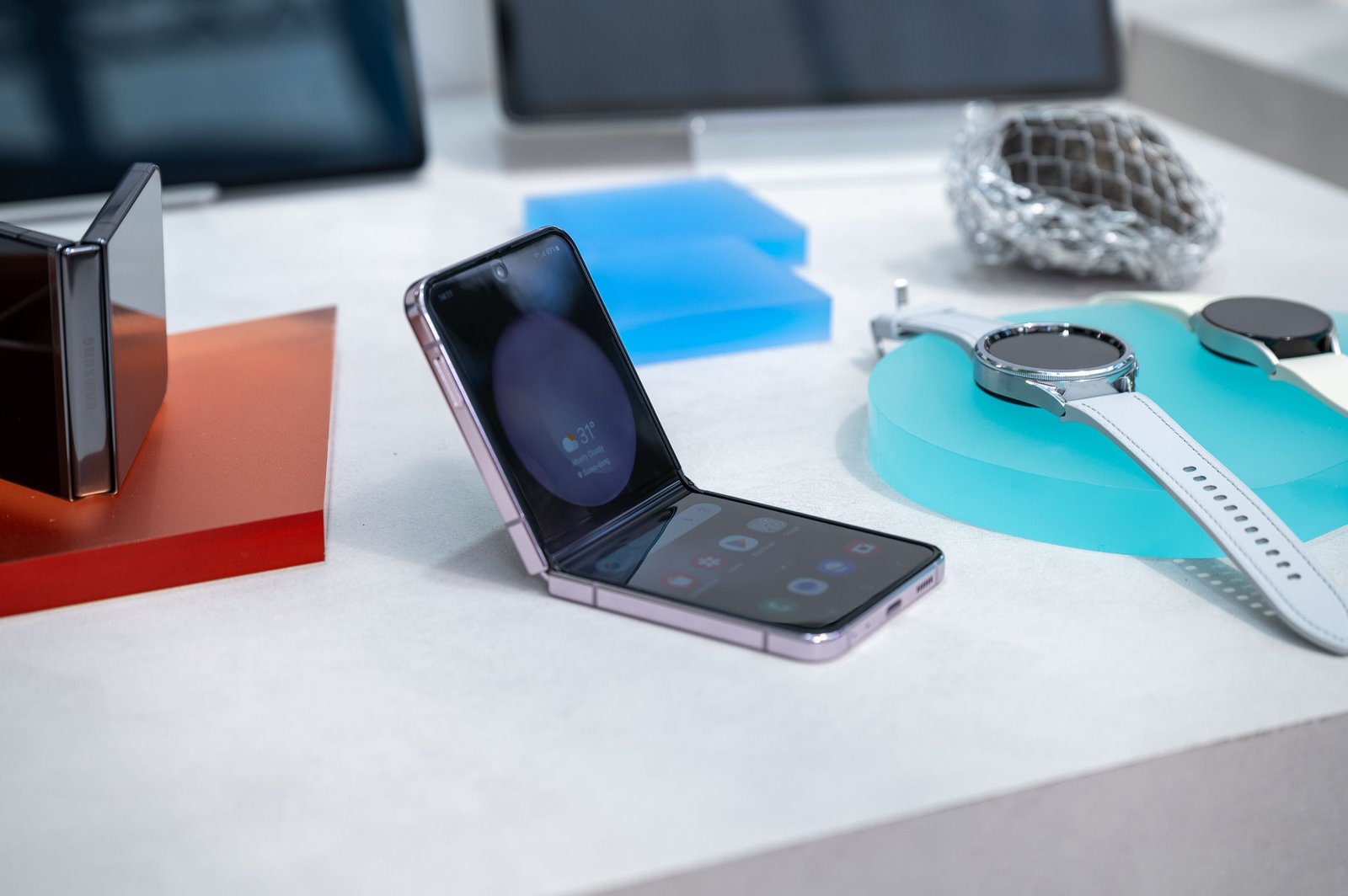 Samsung Galaxy Z Flip 5 maintenu ouvert