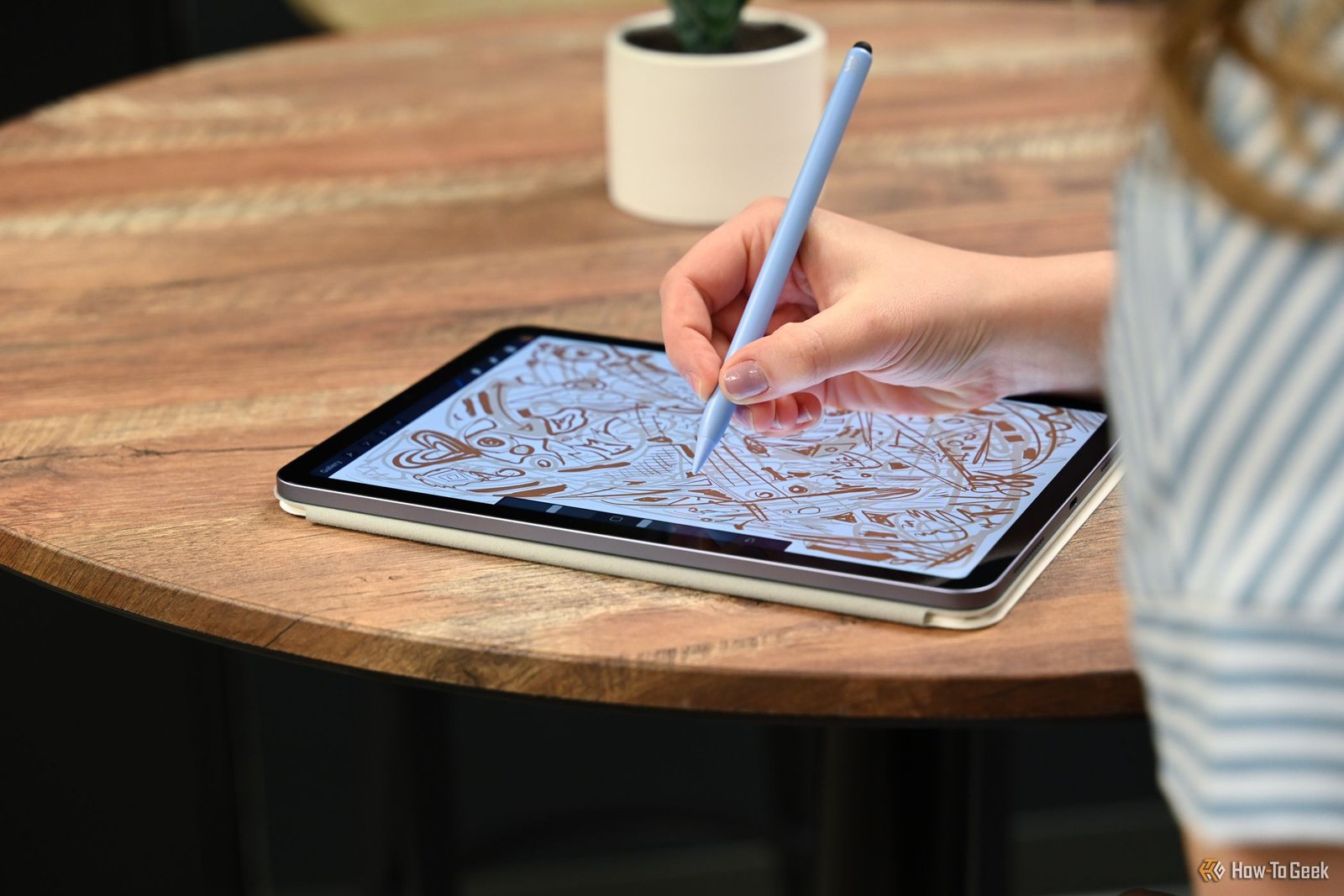 Personne dessinant avec le ZAGG Pro Stylus 2