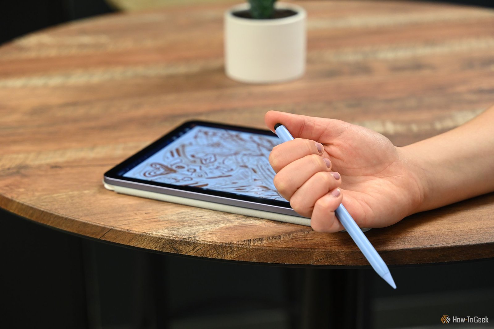 Personne appuyant sur le bouton d'alimentation du ZAGG Pro Stylus 2