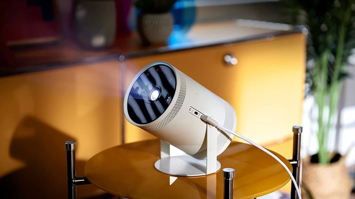 Samsung Le projecteur Freestyle sur table