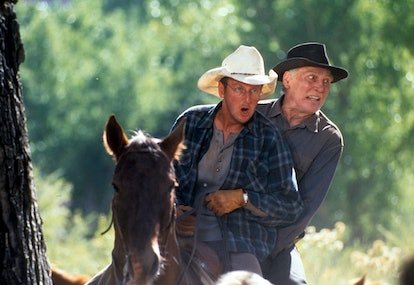 Daniel Stern et Jack Palance sur le dos d'un cheval ensemble dans une scène du film 