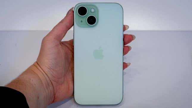 L’iPhone 15 de 6,1 pouces en vert.