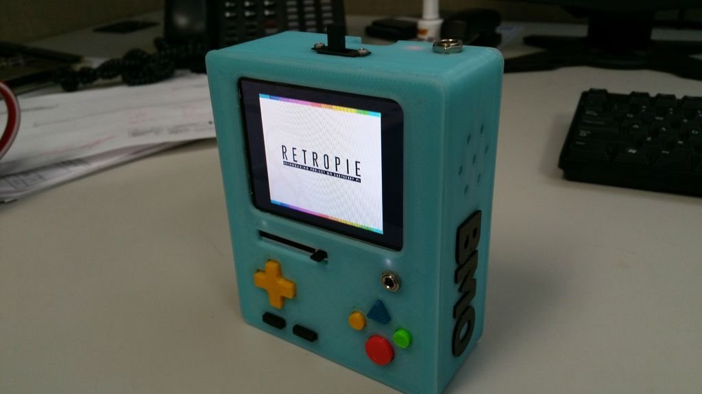 Boîtier Raspberry Pi A+ en forme de BMO, personnage d'Adventure Time, exécutant RetroPie
