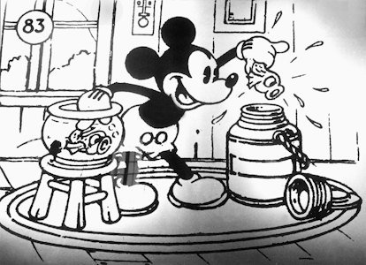 Voir une bande dessinée noir-blanc de 1930 avec la figurine de Mickey Mouse de Walt Disney, mourir en jenem...