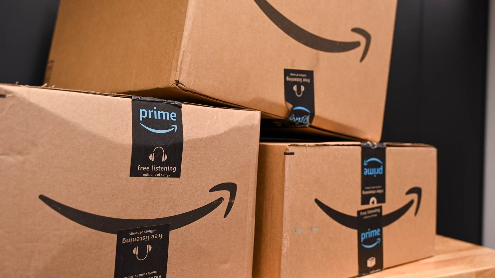 Packages Amazon empilés sur un établi.