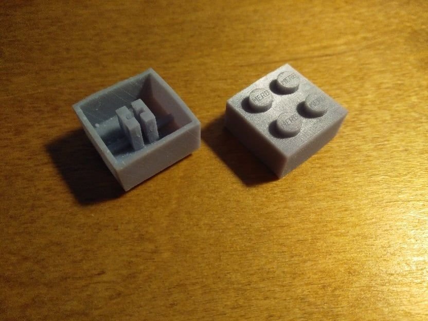 Paire de capuchons de touches en forme de LEGO, l'un à l'envers montrant la tige Cherry MX, l'autre montrant les broches de montage
