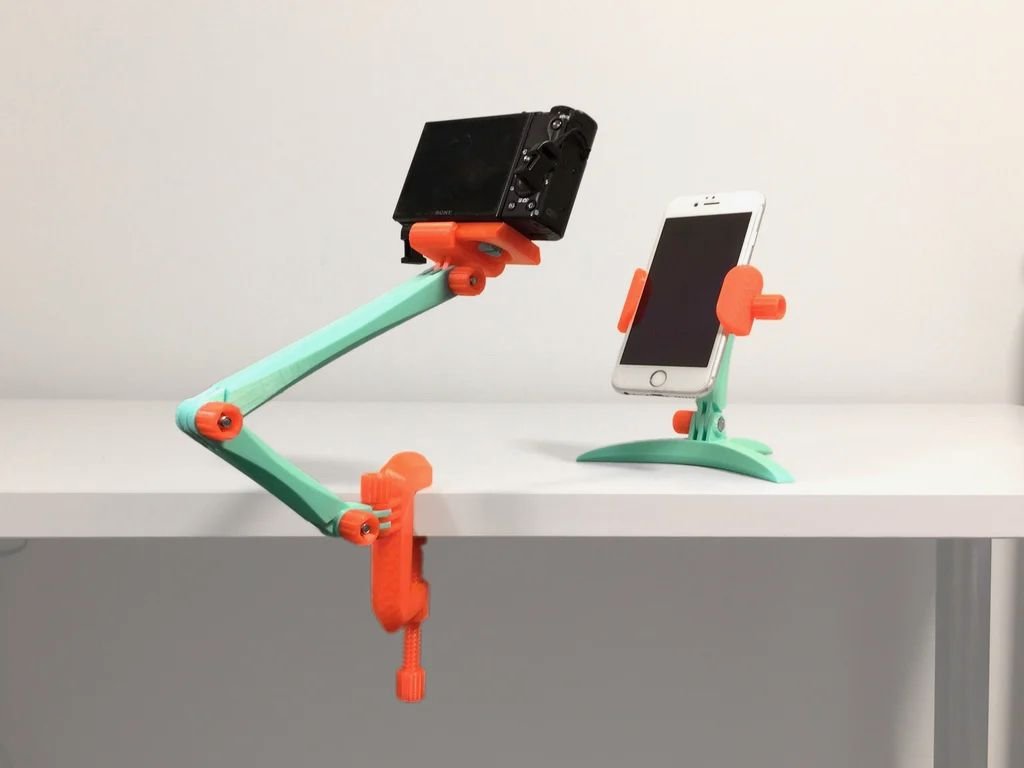 Paire de supports imprimés en 3D pour l'électronique, l'un avec un bras réglable, tenant un appareil photo, l'autre avec une position fixe, tenant un téléphone