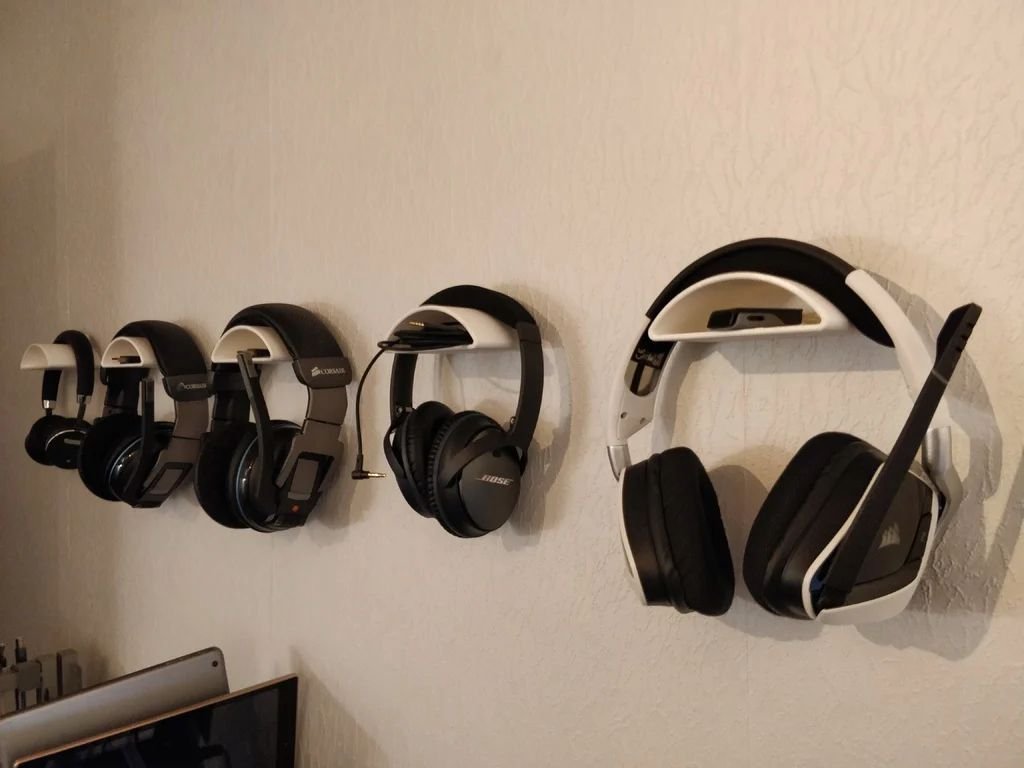 Mur avec divers supports de casque imprimés en 3D