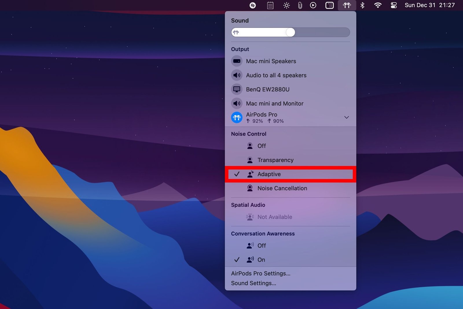 Élément de la barre de menu de volume de macO Sonoma avec l'option Adaptative dans la section Contrôle du bruit annotée