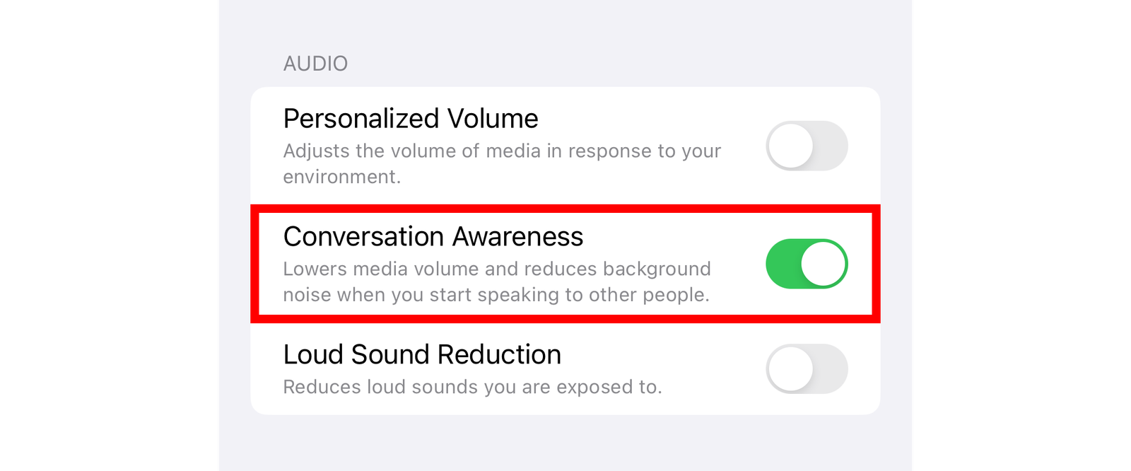 Paramètres AirPods sur iPhone avec l’option Conversation Awareness activée.