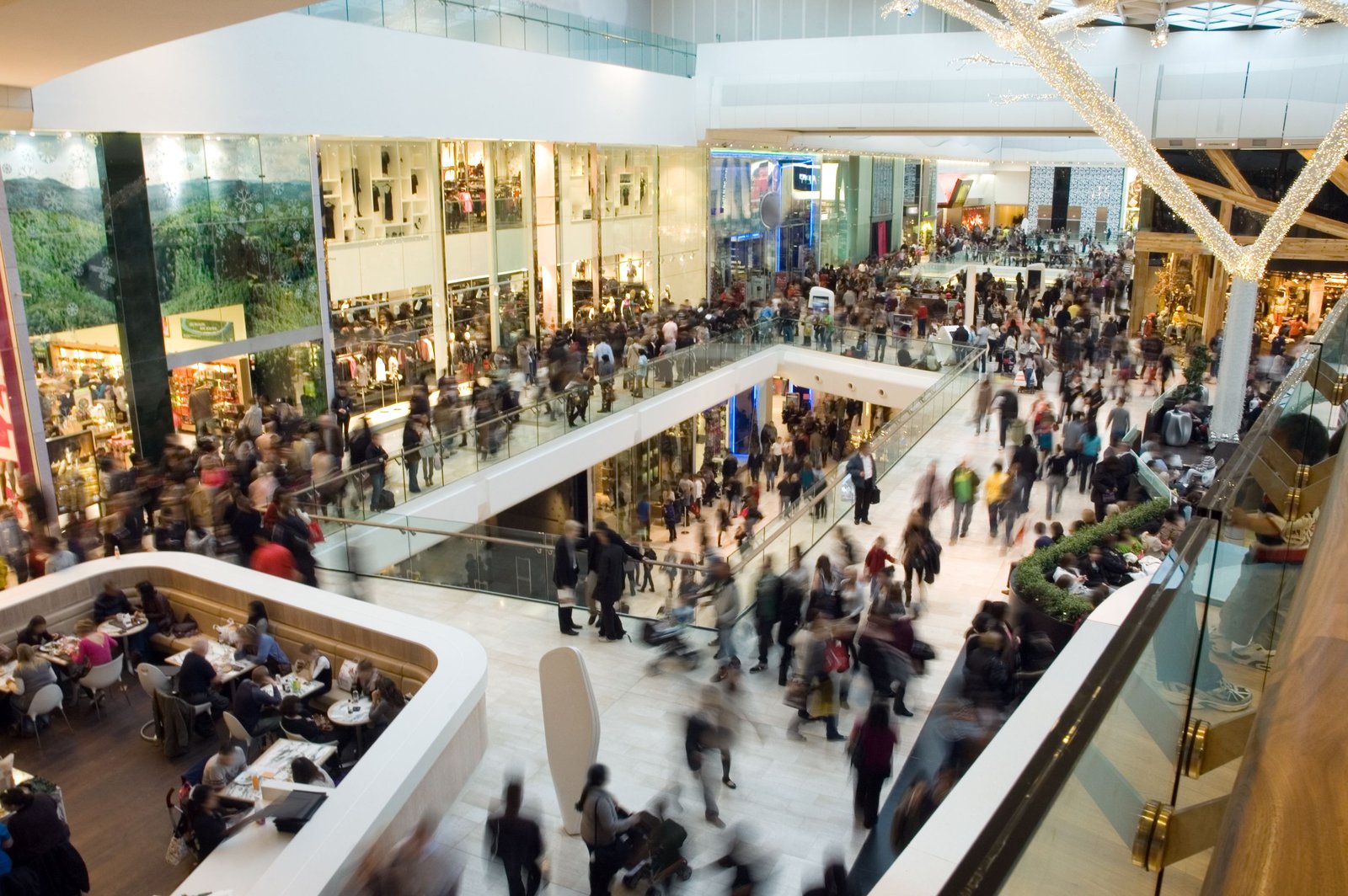 Beaucoup de monde dans un centre commercial bondé.