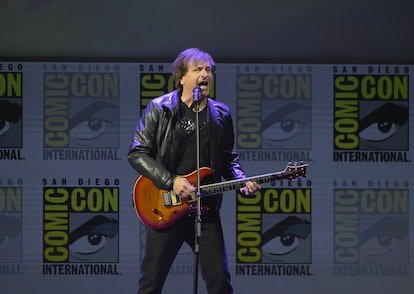 SAN DIEGO, CA - 20 JUILLET : Stan Bush se produit sur scène au "Bourdon" panel pendant le Comic-Con Inte...