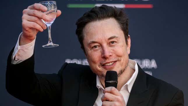 Elon Musk propose un toast.