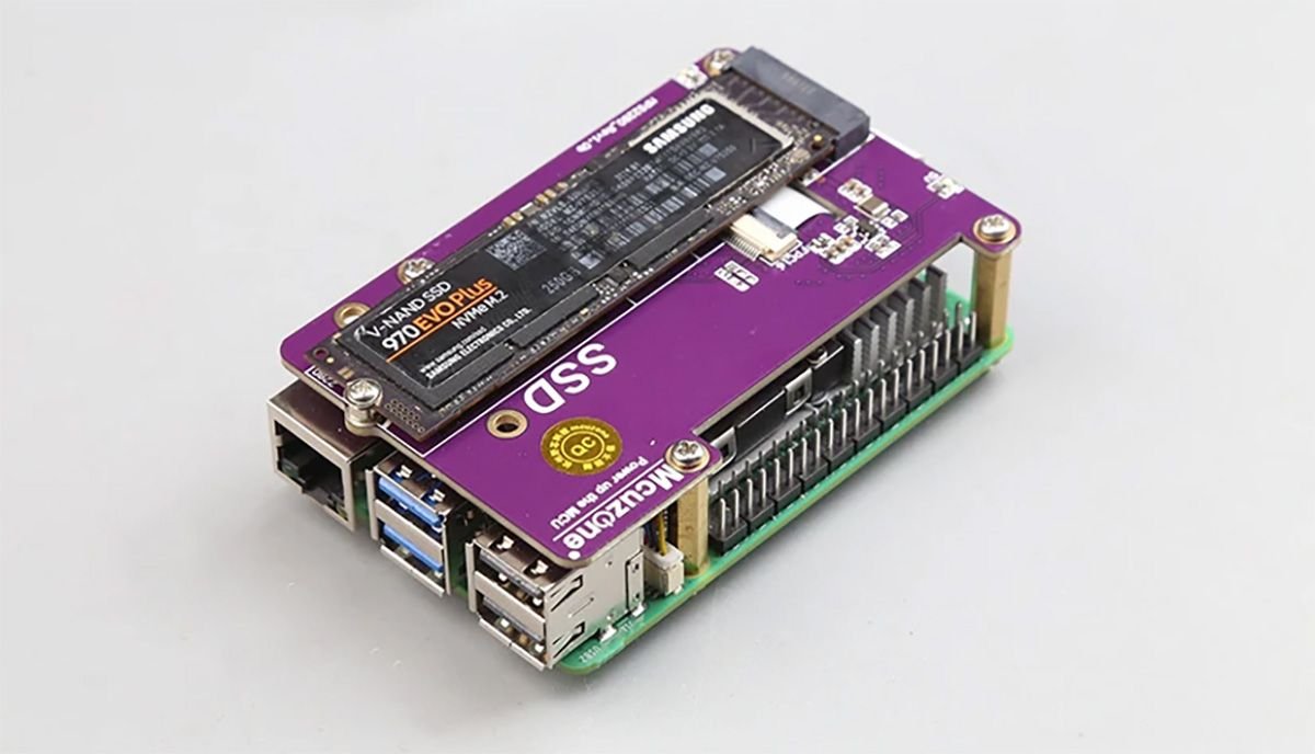 SSD NVMe dans un adaptateur au-dessus d'un Raspberry Pi 5