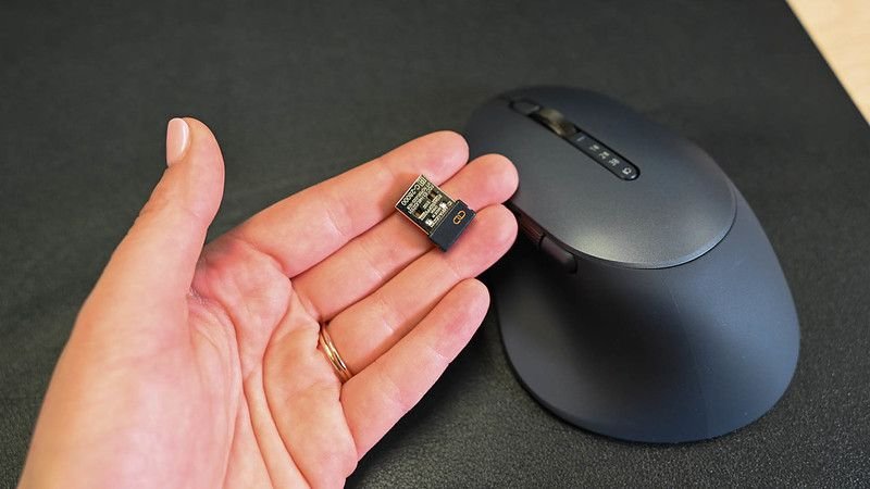Un dongle Bluetooth pour la souris rechargeable Dell Premier MS900