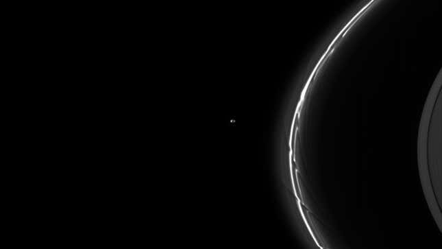 Une image de Cassini de lunes bergers agissant sur l'anneau F de Saturne.