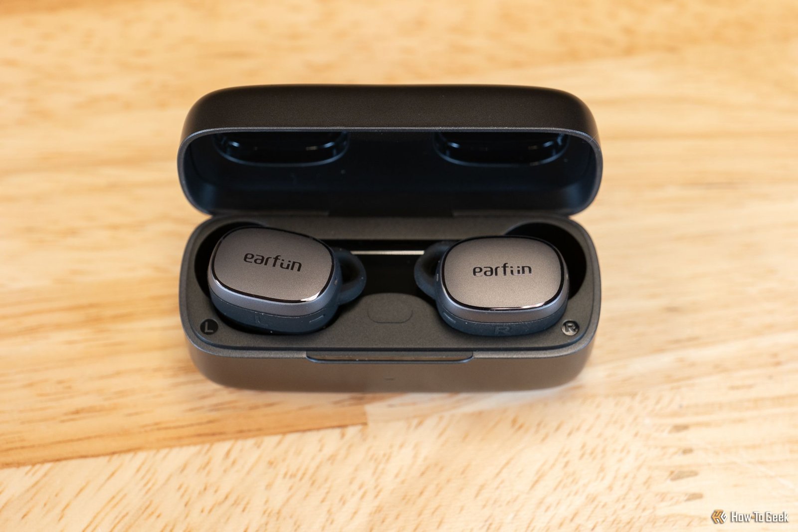 Earfun Free Pro 3 à l'intérieur du boîtier de chargement