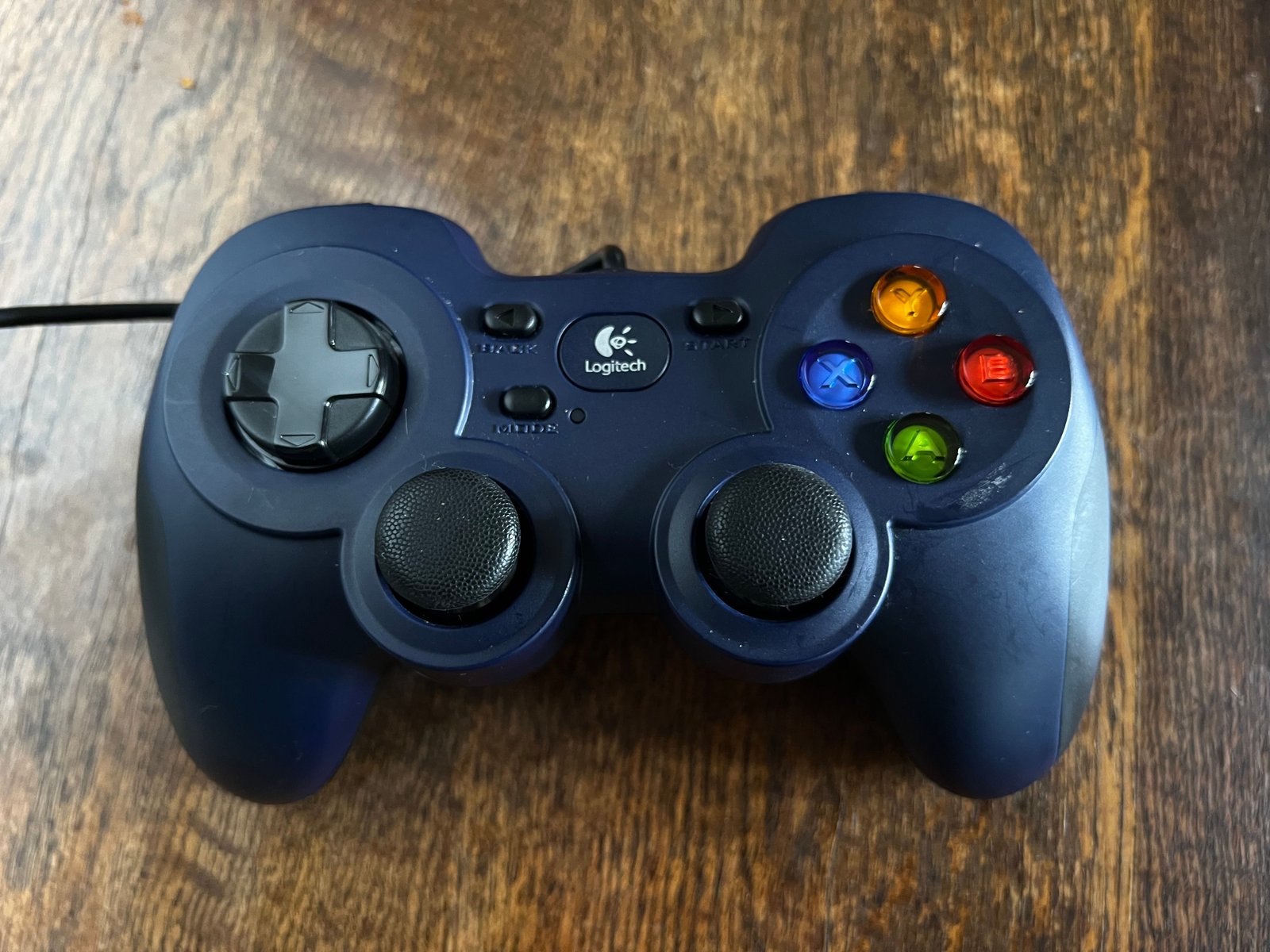 Contrôleur PC Logitech avec un horrible D-Pad.