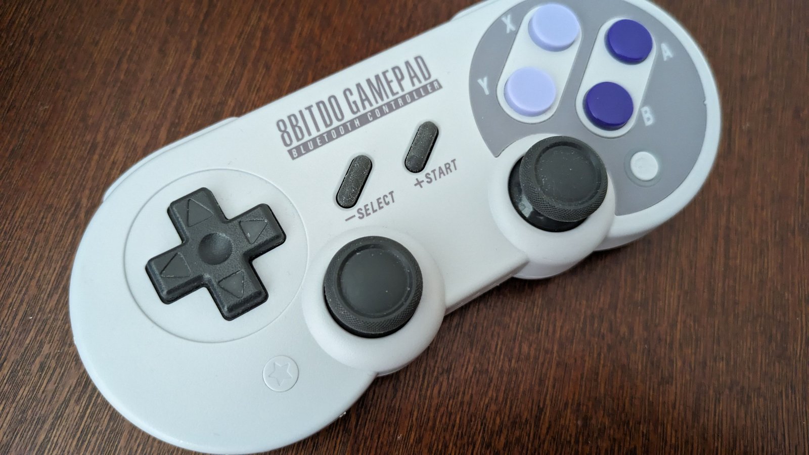 8BitDo SN30 gros plan