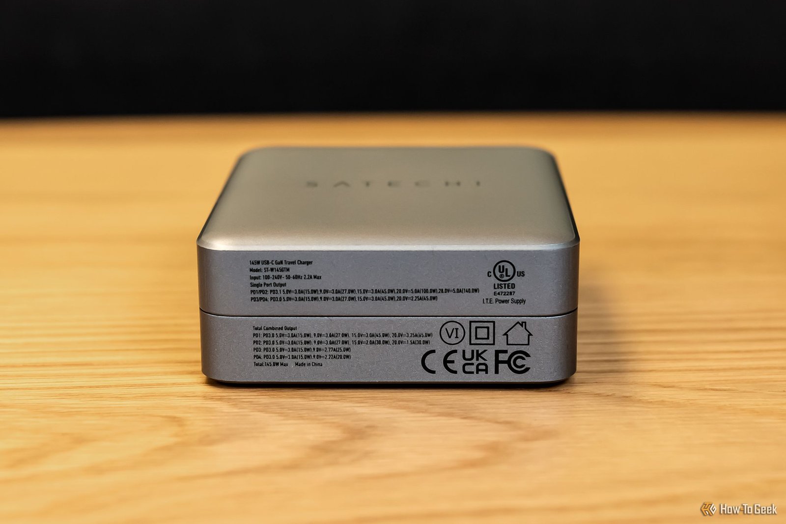 Bas du chargeur de voyage Satechi 145 W USB-C 4 ports GaN