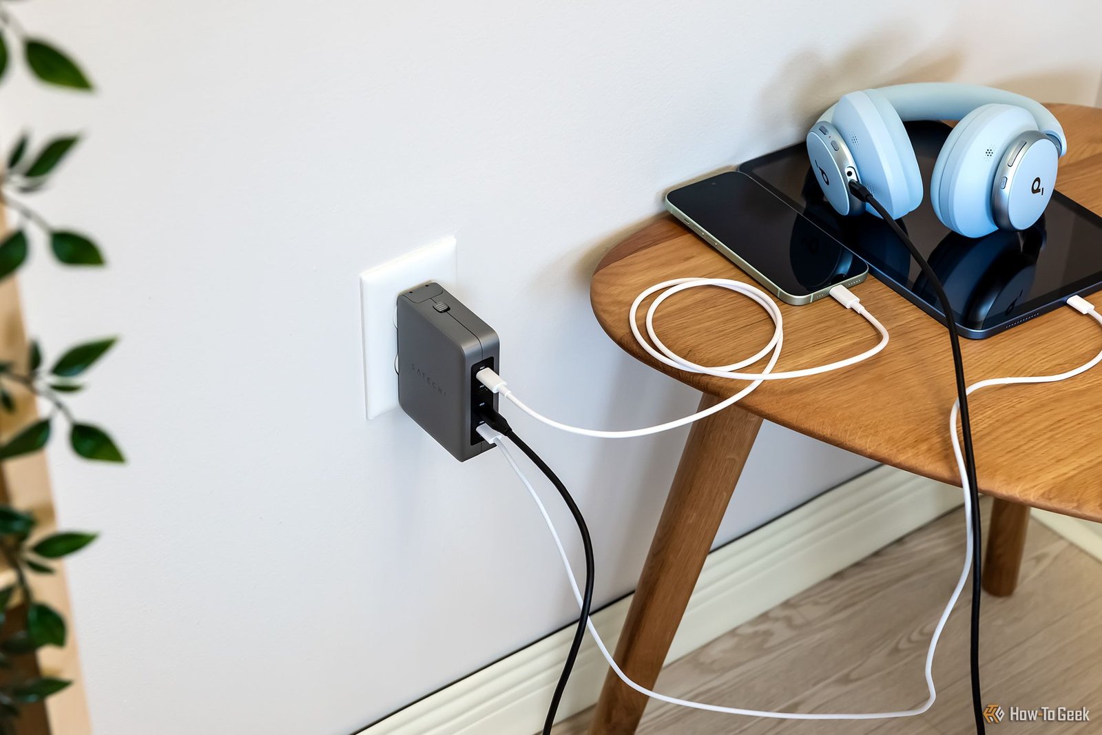 Charger plusieurs appareils avec le chargeur de voyage GaN à 4 ports USB-C Satechi 145 W