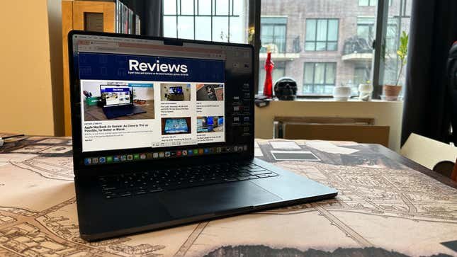 Un MacBook Air en noir affichant un écran avec la barre d’outils d’enregistrement d’écran.