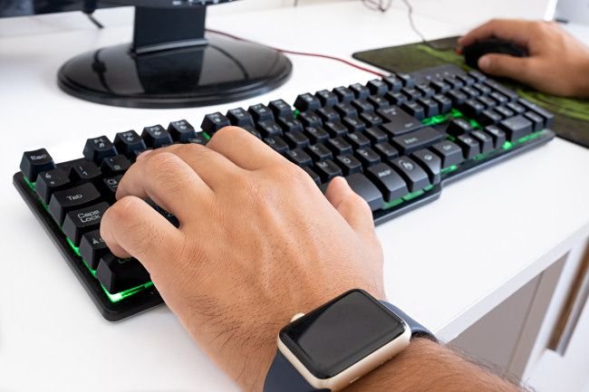 Un joueur sur PC utilisant la disposition du clavier WASD et une souris pour jouer.