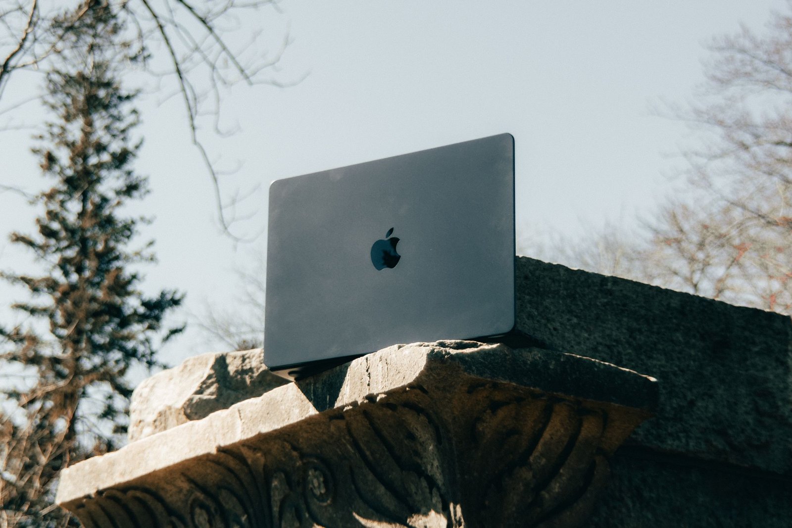 MacBook assis sur un rebord. 